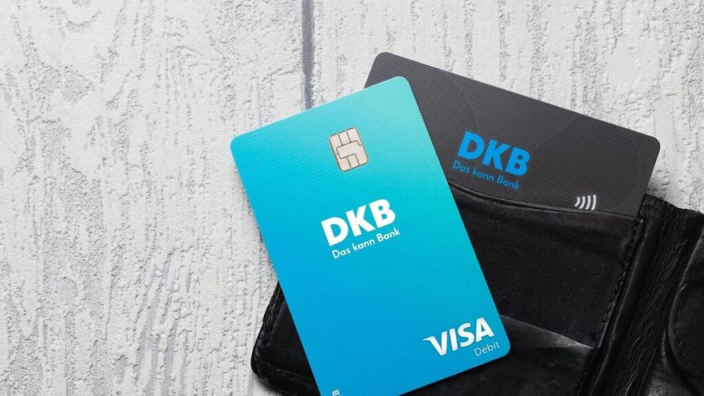 DKB offers both a debit and a credit card (Collage). © IMAGO/Pond5 Images | IMAGO/xWireStockx